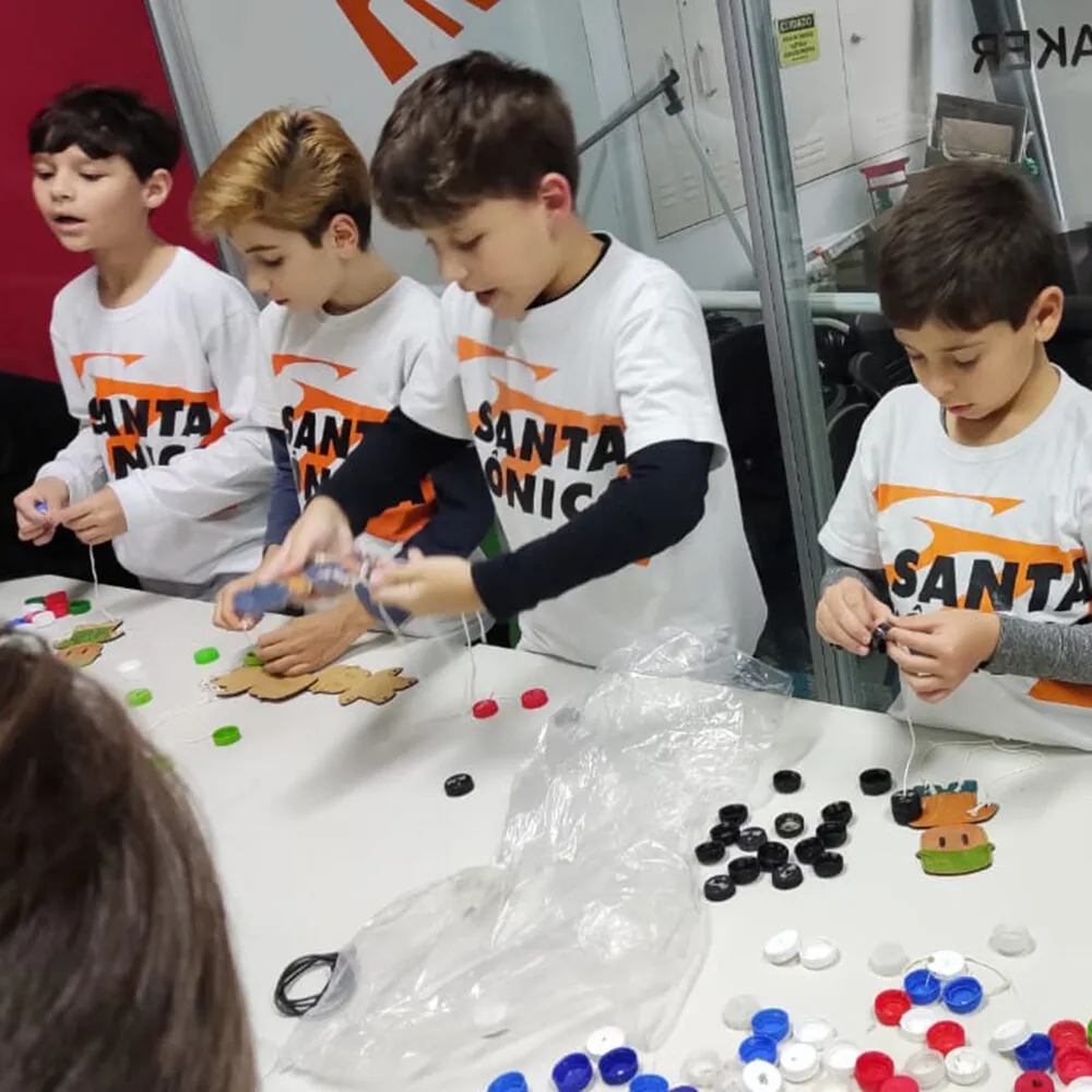 Espaço Maker do Colégio Santa Mônica com oficinas de modelagem 3D