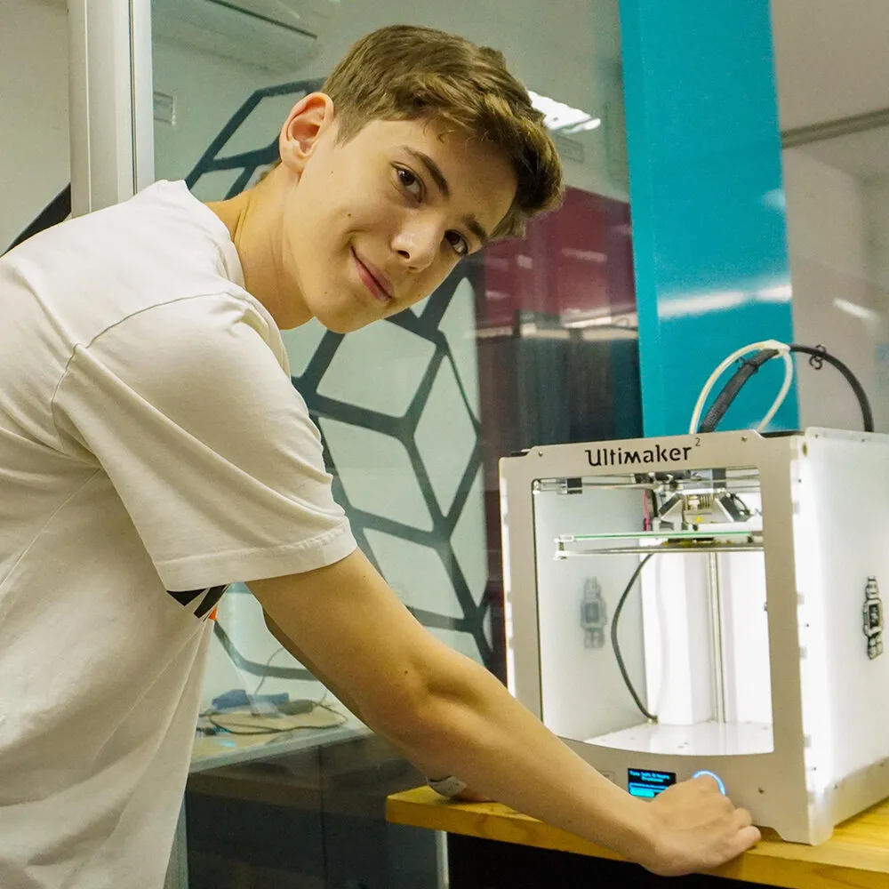 Alunos em atividade de robótica educacional no Espaço Maker