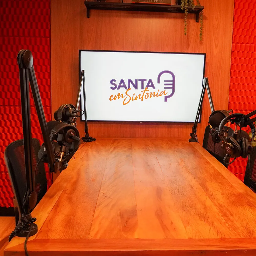 Sala de podcast do Colégio Santa Mônica, projeto Santa em Sintonia