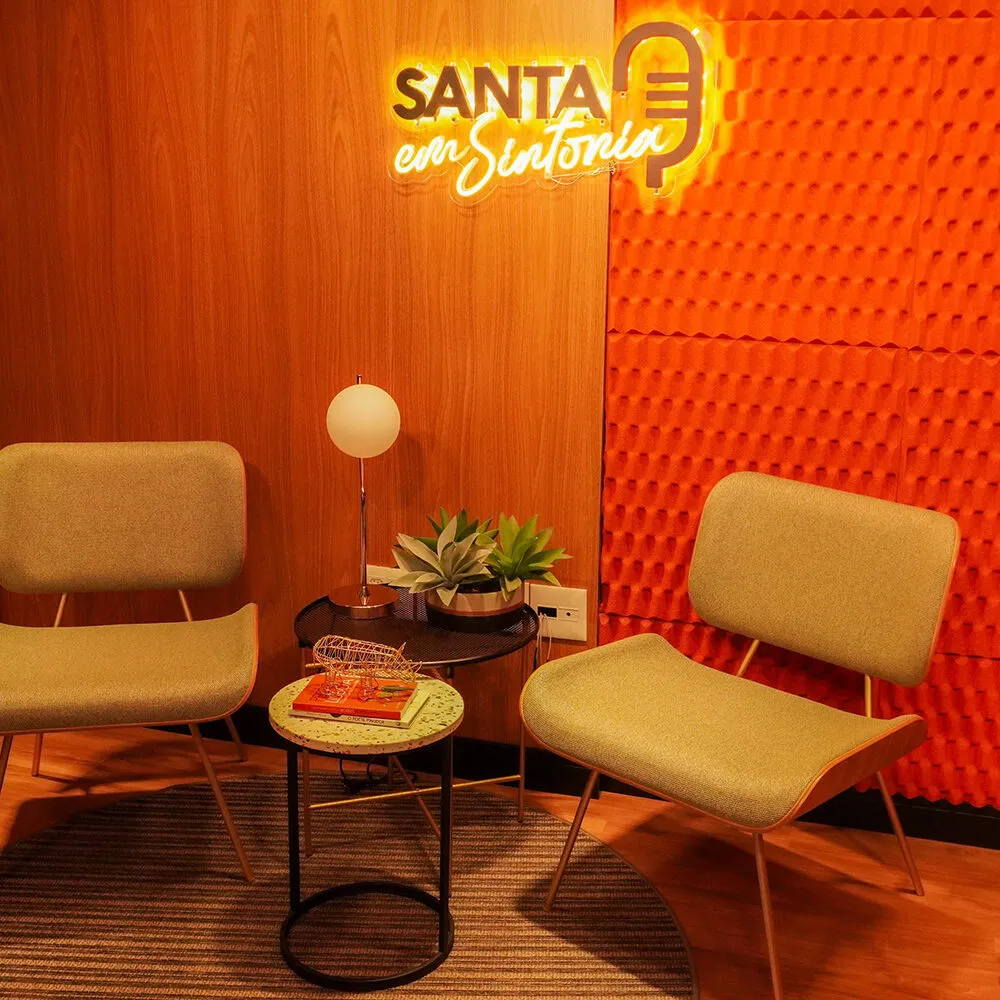 Alunos gravando episódio do podcast Santa em Sintonia