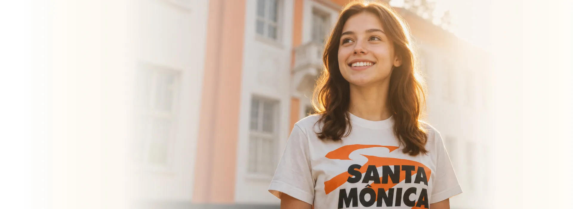 Aluna do Colégio Santa Mônica sorrindo em frente ao prédio da escola
