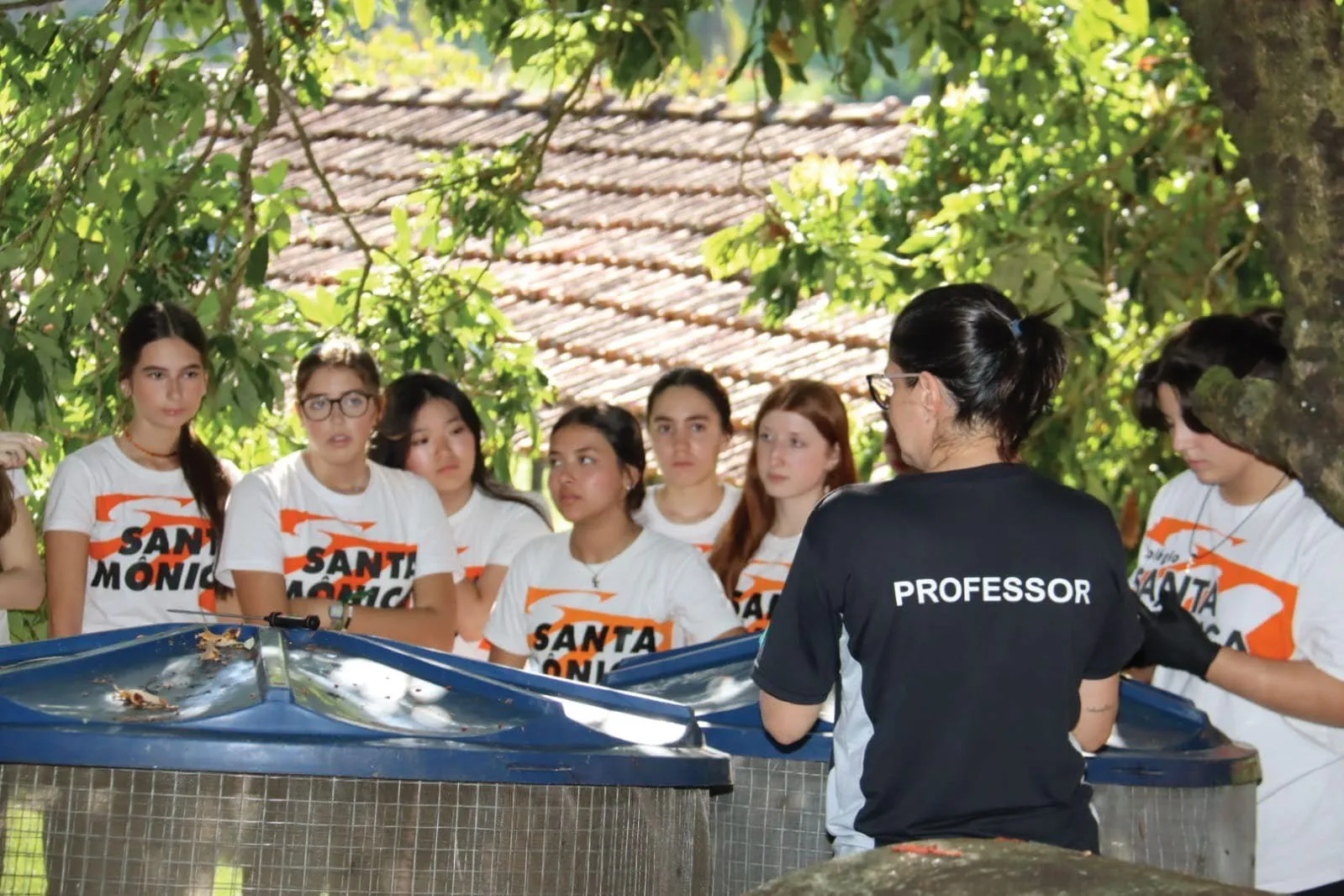 Alunas do Colégio Santa Mônica com a professora junto às composteiras do Projeto Sustenta Santa