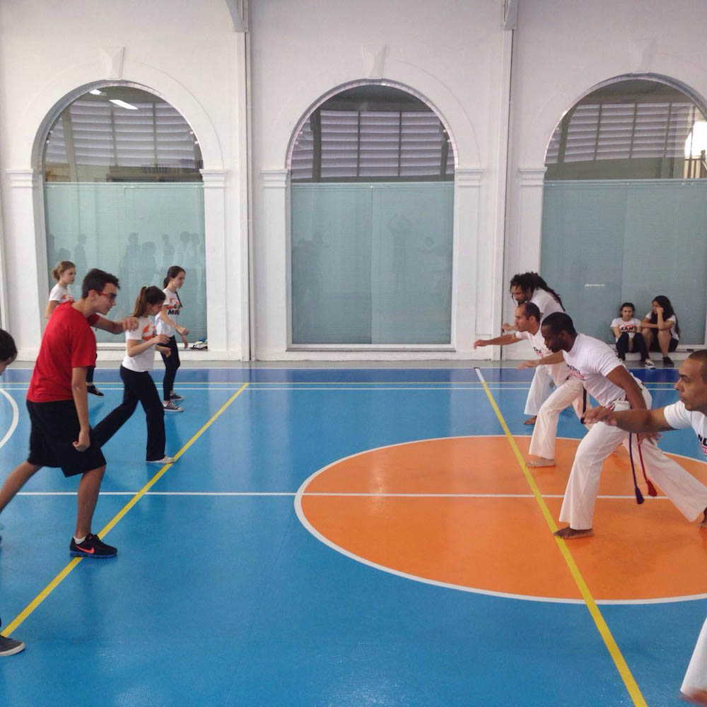 Escola Santa Mônica - 🤸‍♂️A Capoeira na educação infantil promove não  apenas o aprendizado do jogo como trabalha música, ritmo e o cantar.  👉Quando jogam capoeira, as crianças estão aprendendo esperar sua