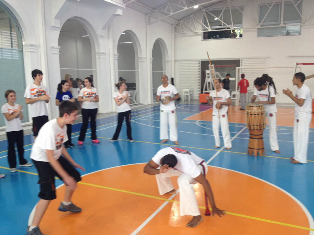 Escola Santa Mônica - 🤸‍♂️A Capoeira na educação infantil promove não  apenas o aprendizado do jogo como trabalha música, ritmo e o cantar.  👉Quando jogam capoeira, as crianças estão aprendendo esperar sua